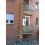 Katzentreppe an Hauswand mit bodenrohr