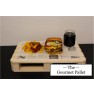 The Gourmet-Pallet, Burger mit Einschlagpapier Zeitungsmotiv