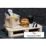 The Gourmet-Pallet mit Burger, Einschlagpapier Zeitungsmotiv und Pommeskiste